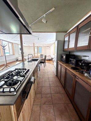 Kühlschrank, Mikrowelle, Herdplatte, Kochgeschirr/Geschirr/Besteck