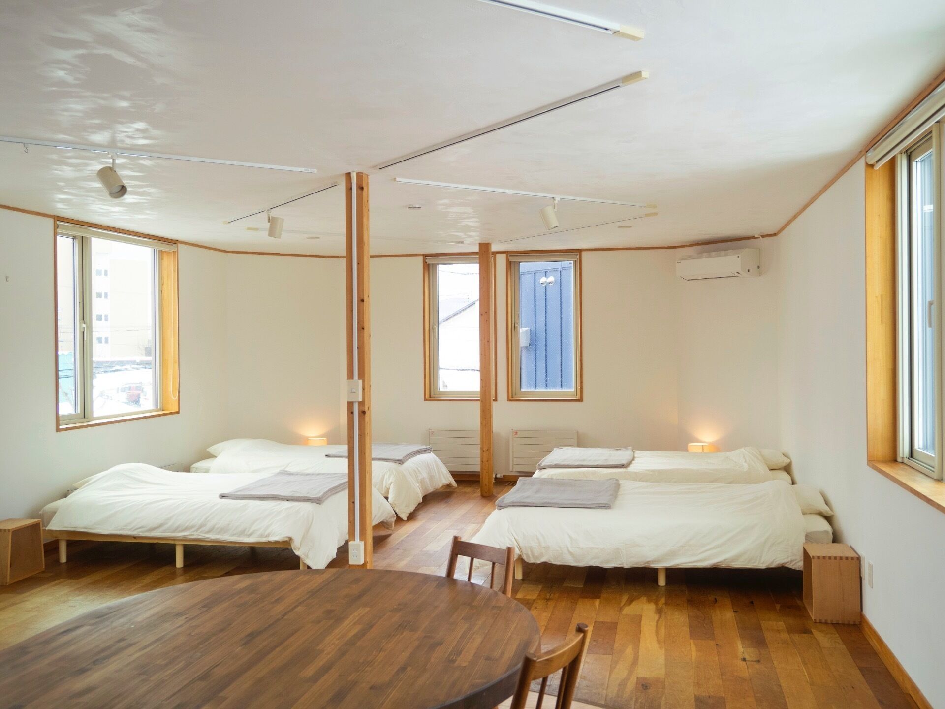 書桌、免費 Wi-Fi、床單