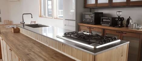 Réfrigérateur, four à micro-ondes, surface de cuisson