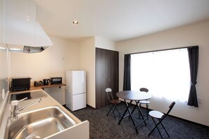 ثلاجة، ميكروويف، مستلزمات طهي/أطباق/أوعية