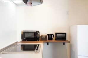 ثلاجة، ميكروويف، مستلزمات طهي/أطباق/أوعية