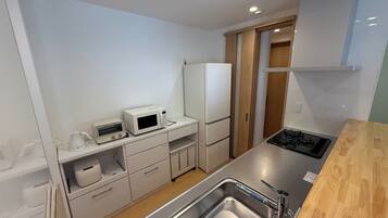 Fridge, microwave, stovetop, cookware/dishes/utensils