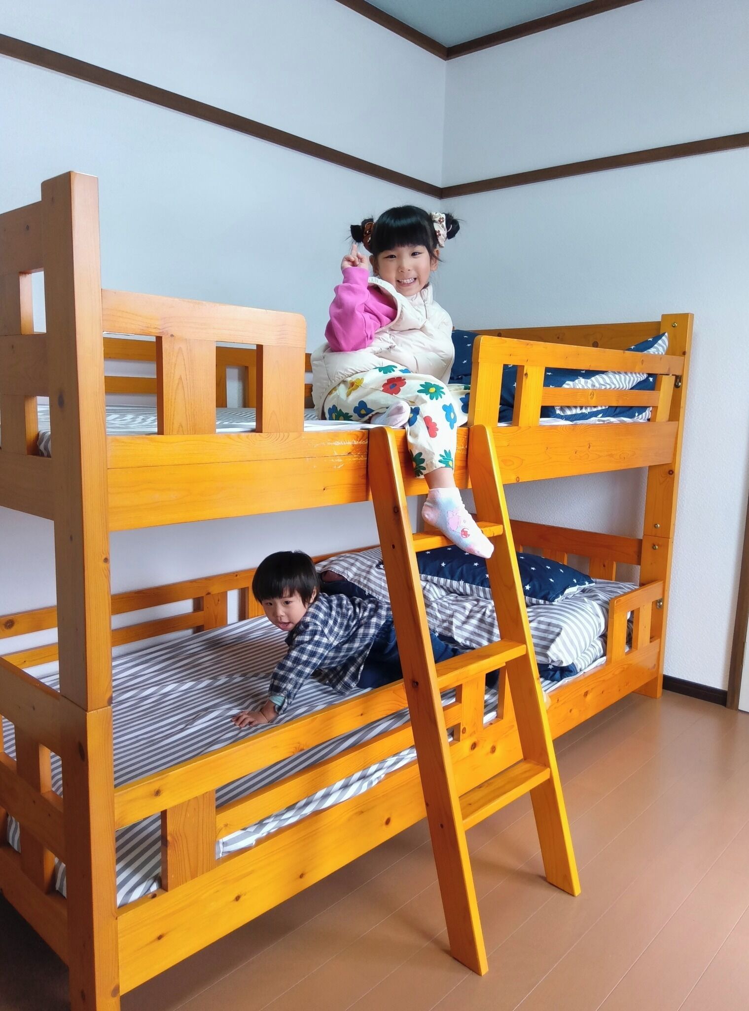 デスク、WiFi (無料)、ベッドシーツ