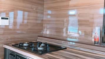 Réfrigérateur, micro-ondes, plaque de cuisson