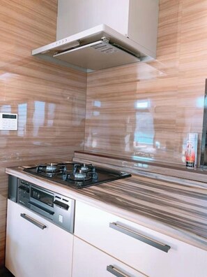 Fridge, microwave, stovetop, cookware/dishes/utensils - Large 8LDK rental villa / Hitachinaka City Ibaraki (Hitachinaka City)