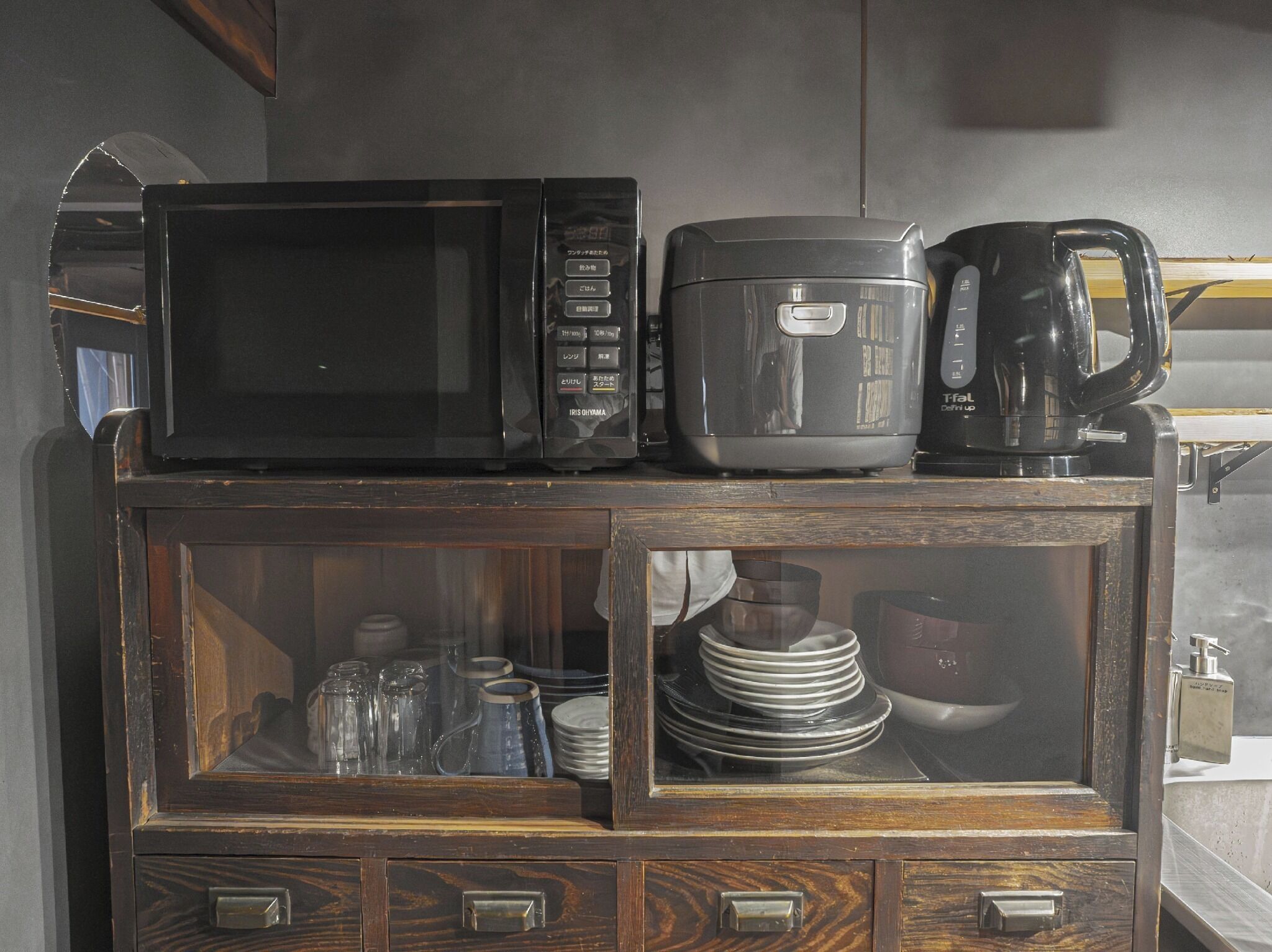 Réfrigérateur, micro-ondes, batterie de cuisine, vaisselle et ustensiles