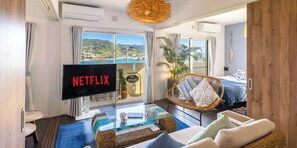 Escritorio, tabla de planchar con plancha y wifi gratis 