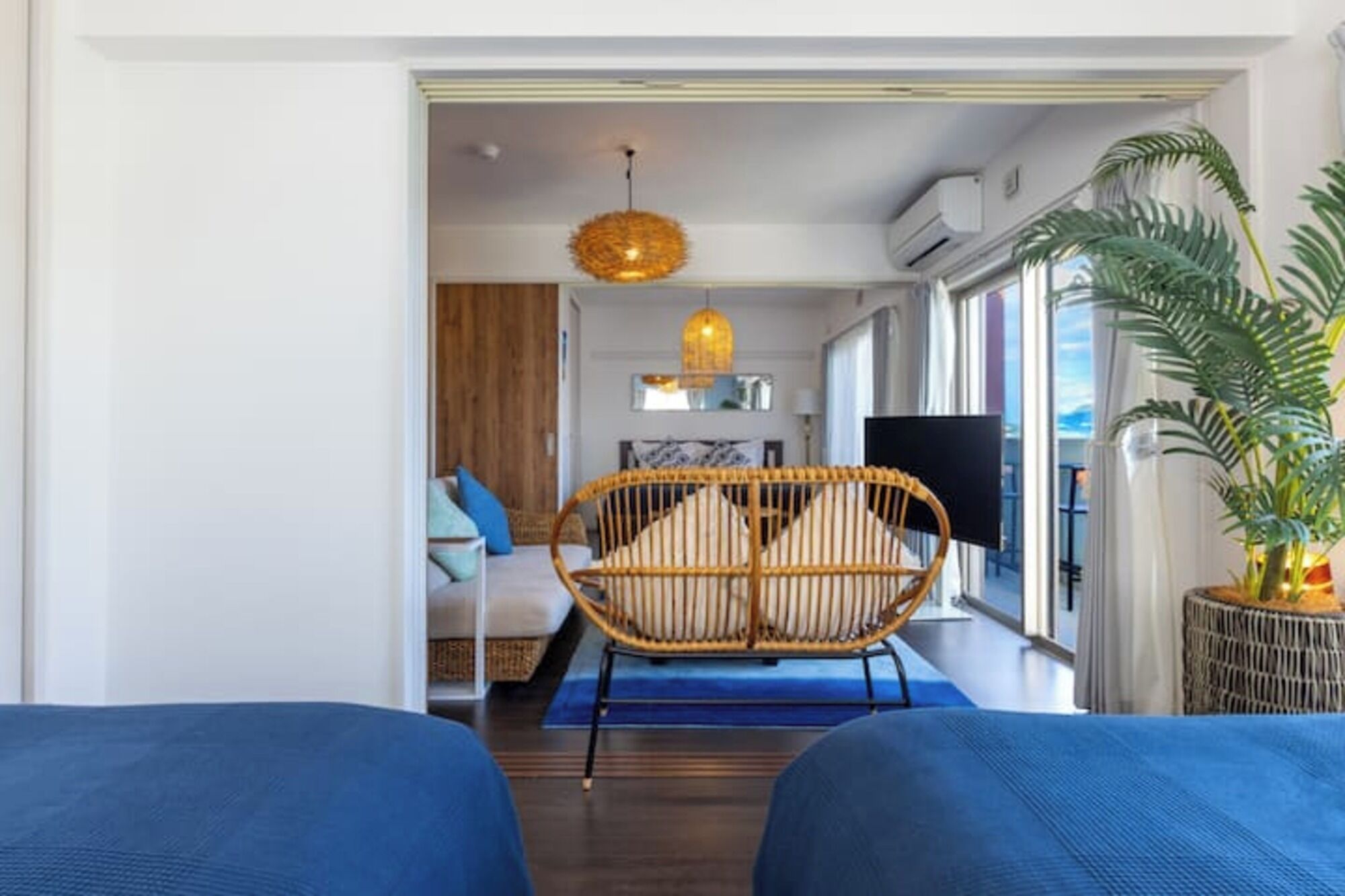 Escritorio, tabla de planchar con plancha y wifi gratis 