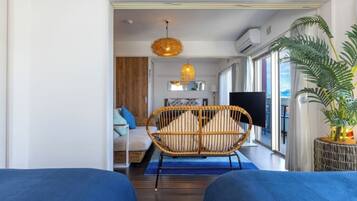 Escritorio, tabla de planchar con plancha y wifi gratis