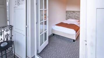 Single Room, Garden View | In-room safe, laptop workspace, blackout drapes, free WiFi