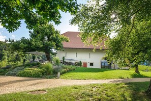 2 من المطاعم، حيث تُقدم وجبات الغداء، العشاء، الأطباق الفرنسية