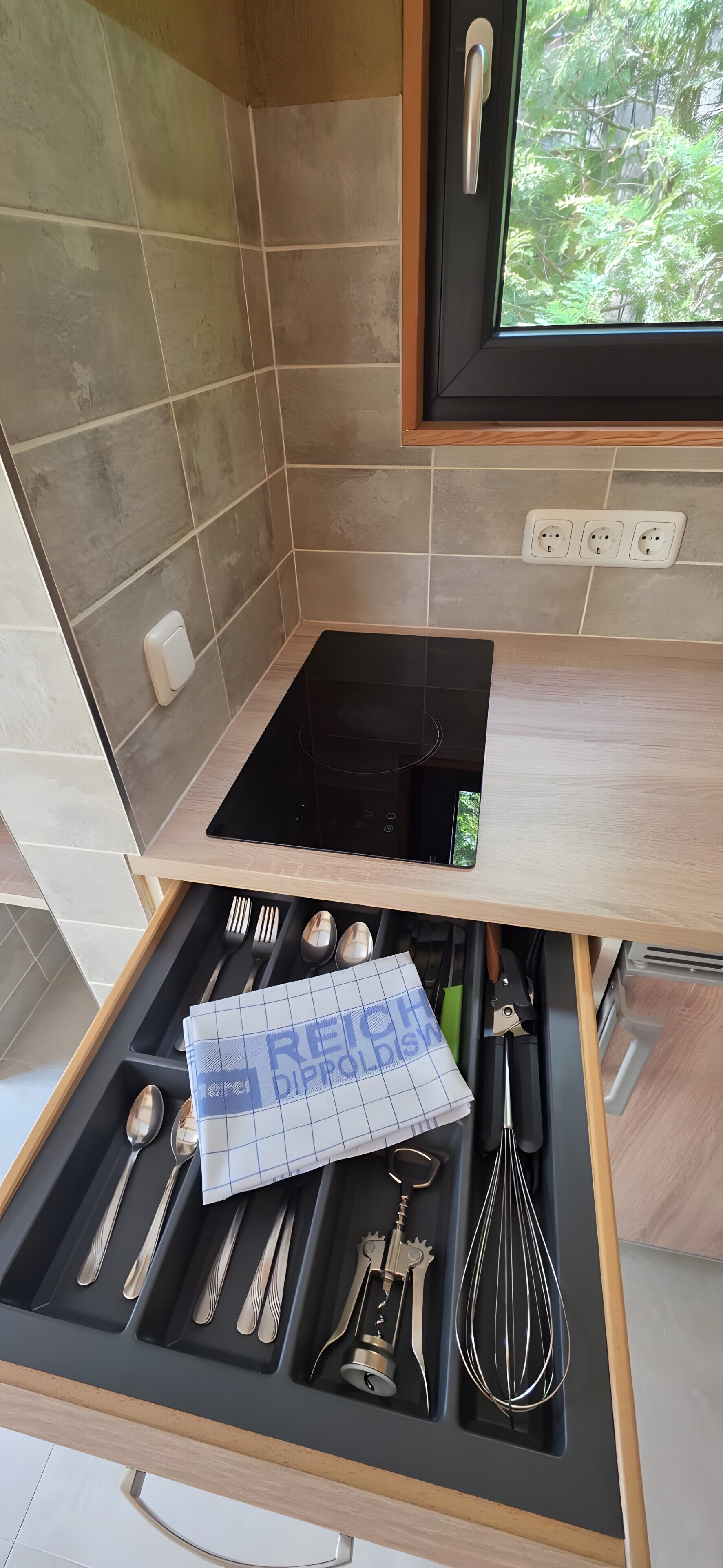 Fridge, stovetop, coffee/tea maker, electric kettle