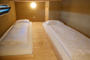 WiFi, bed sheets - Holiday Home with 4 Single Beds, Private Terrace and Wi-Fi (Thiendorf)