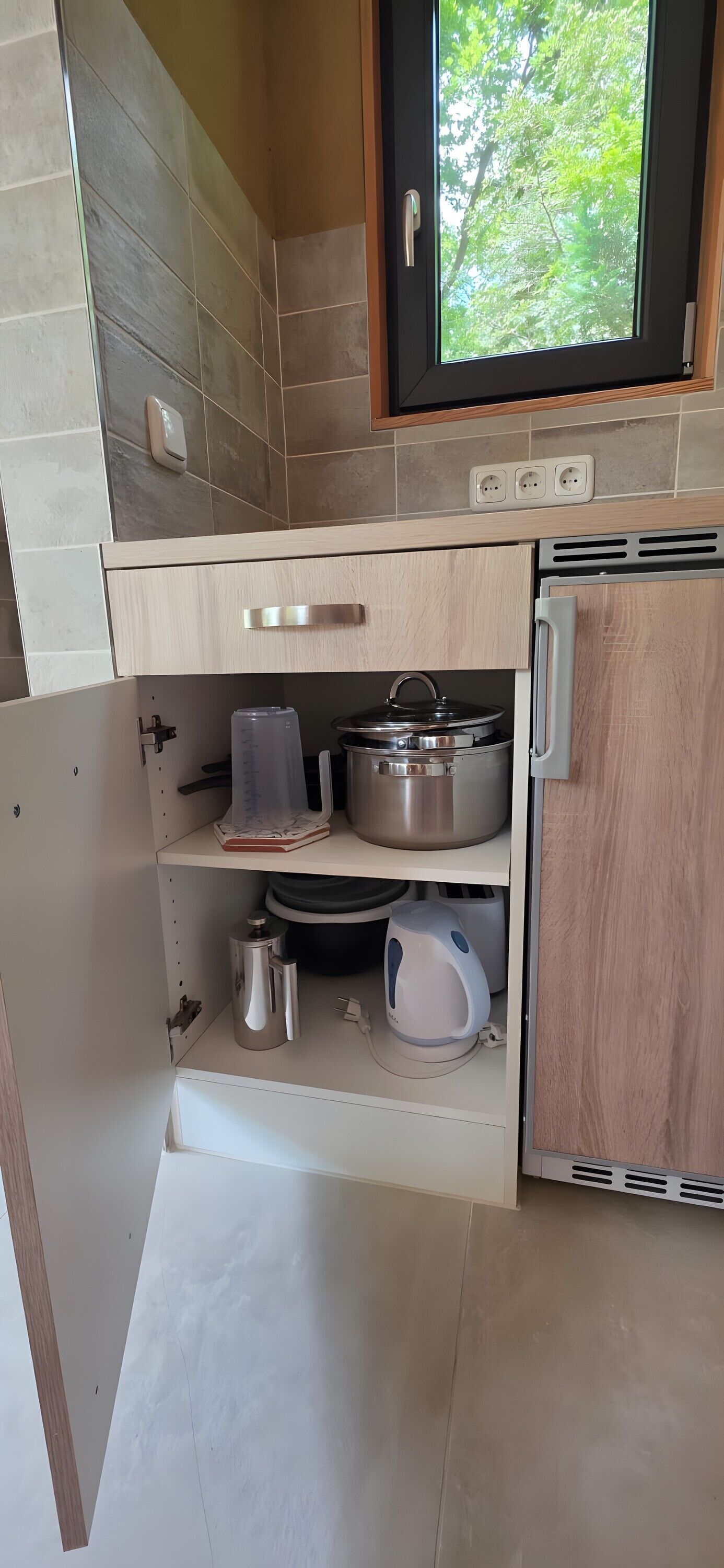 Fridge, stovetop, coffee/tea maker, electric kettle
