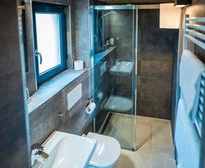 Bathroom - Holiday Home with Lake View, Private Terrace, Wi-Fi, Double Bed & 2 Single Beds (Thiendorf)