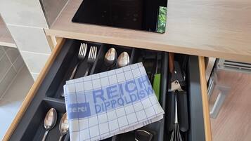 Kühlschrank, Herdplatte, Wasserkocher mit Kaffee-/Teezubehör