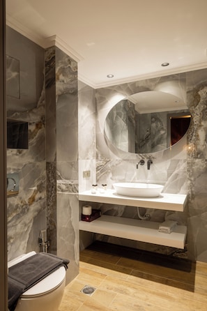 Suíte estúdio, sacada, vista para a cidade | Banheiro | Chuveiro, secador de cabelo, chinelos, toalhas de banho