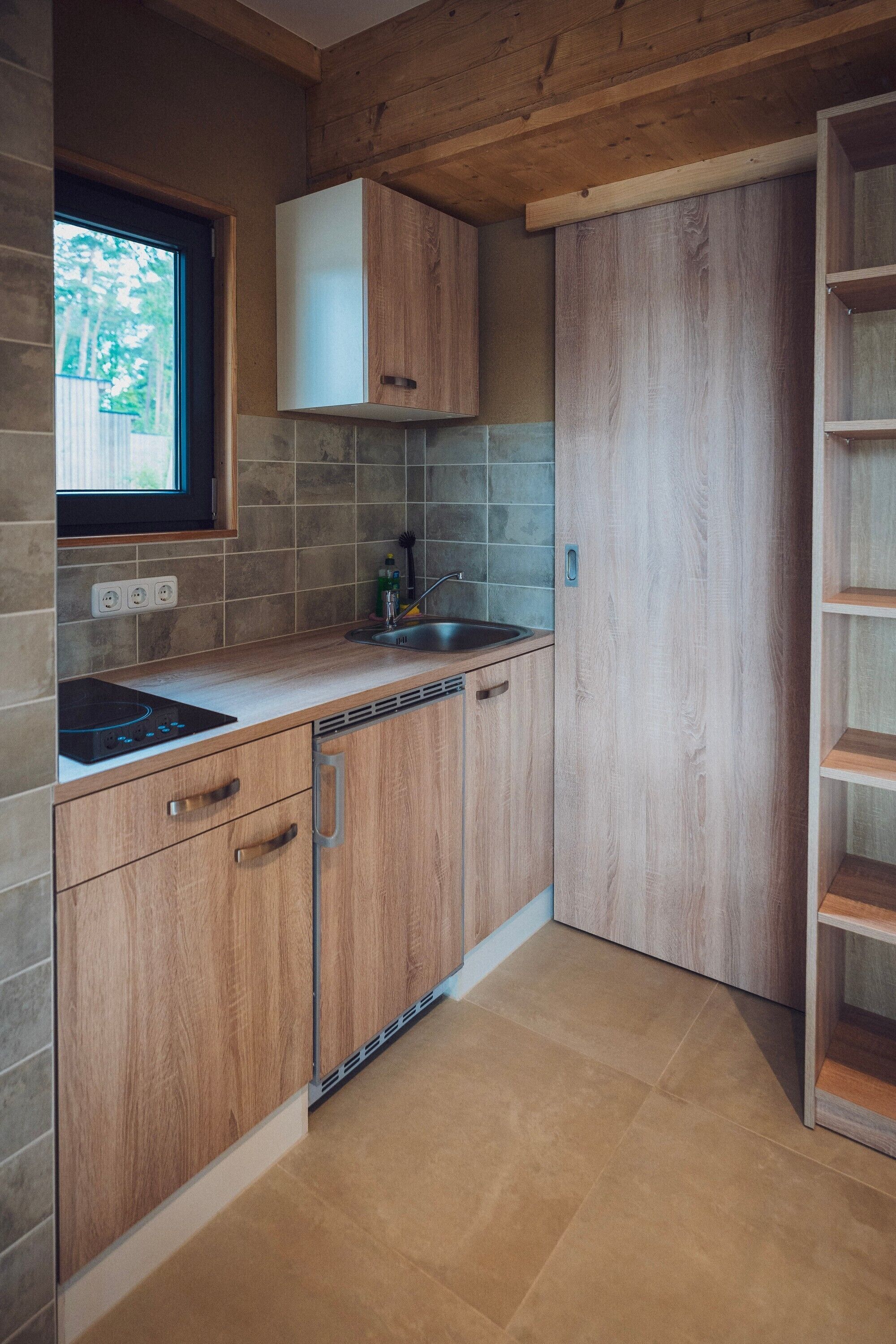 Fridge, stovetop, coffee/tea maker, electric kettle