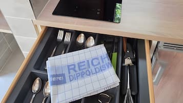 Kühlschrank, Herdplatte, Wasserkocher mit Kaffee-/Teezubehör