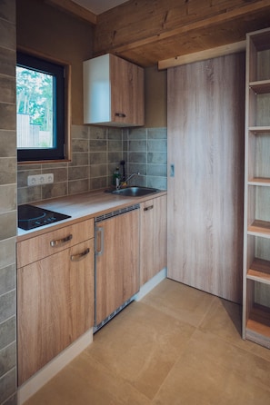 ثلاجة، موقد طهي مسطح، ماكينة لصنع القهوة/الشاي، غلّاية كهربائية