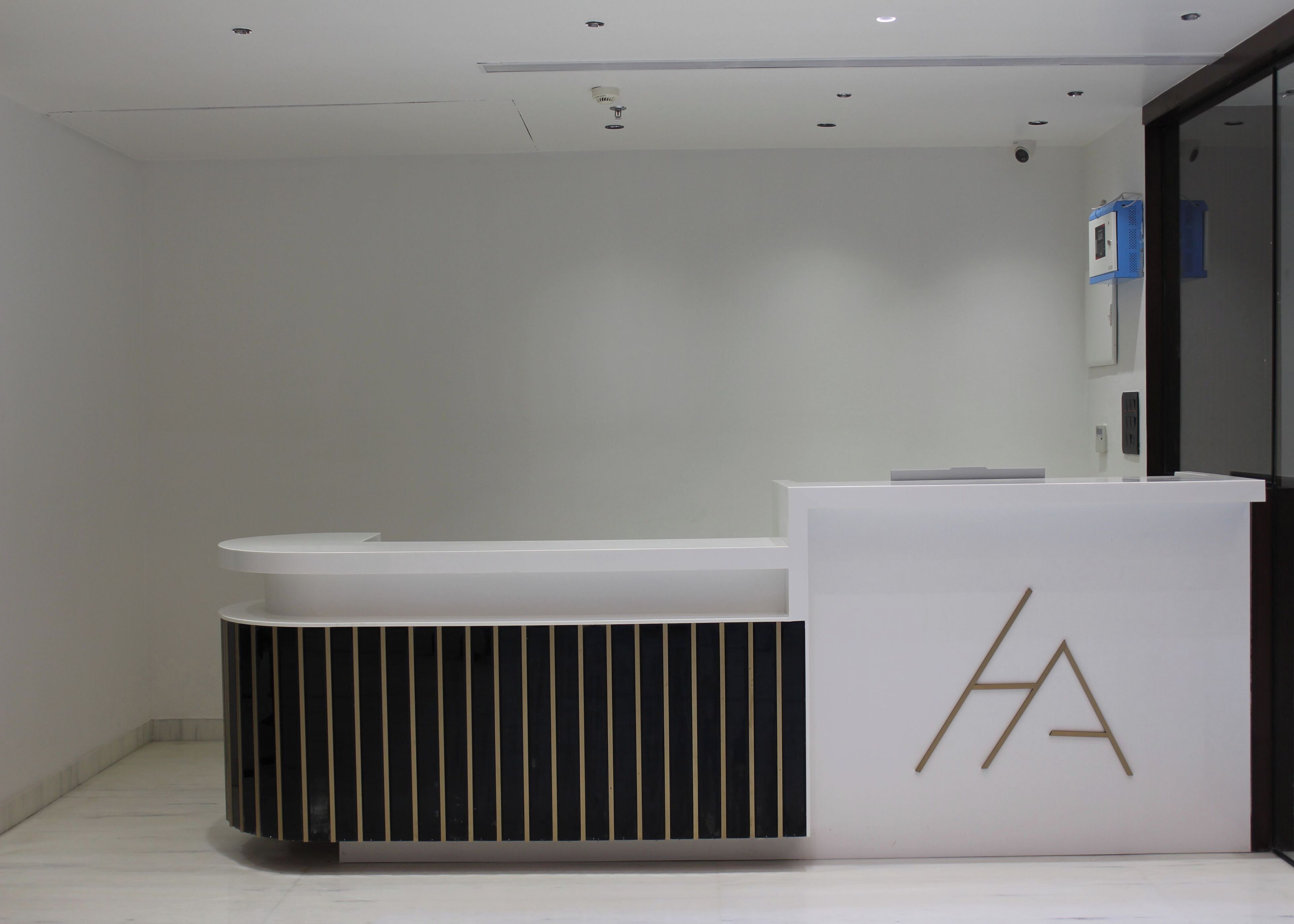 Una recepción con diseño moderno, que muestra un logotipo a la derecha.