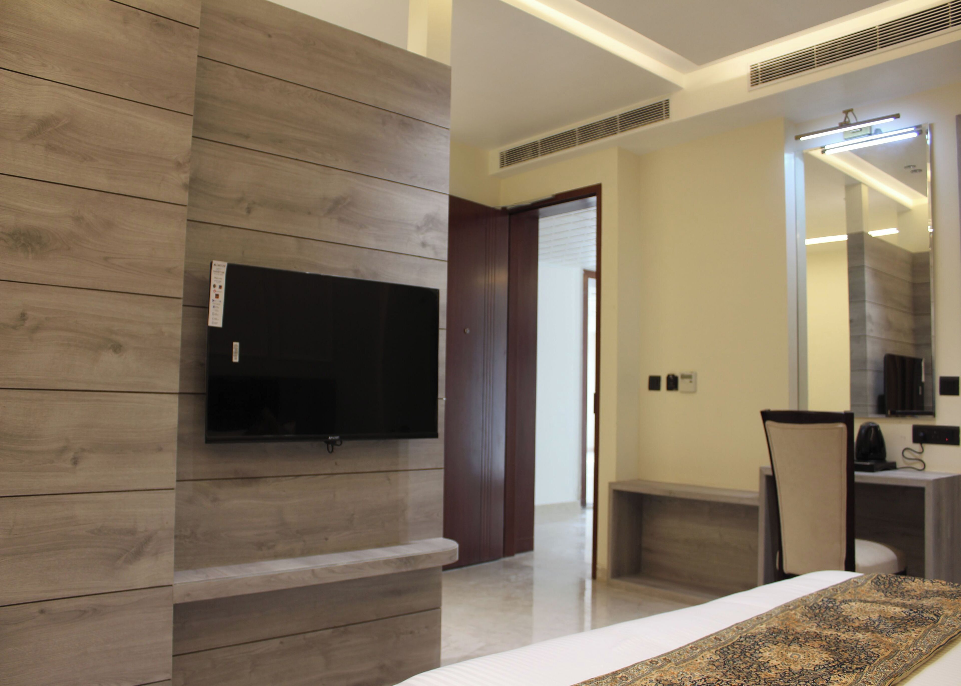 Executive Room, Bathtub | Minibar, desk, laptop workspace, free WiFi