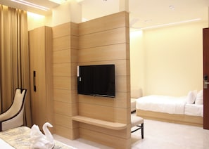 Executive Room, Bathtub | Minibar, desk, laptop workspace, free WiFi - Hotel Avnish (Basai)