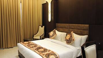 Desk, laptop workspace, free WiFi