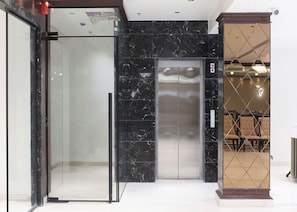 Elevator - Hotel Avnish (Basai)