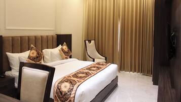 Minibar, escritorio, espacio para trabajar con laptop y wifi gratis