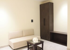 Premium-Studiosuite, Whirlpool | Minibar, Schreibtisch, laptopgeeigneter Arbeitsplatz, kostenloses WLAN