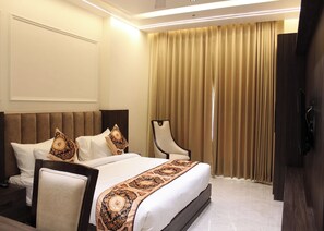 Phòng Deluxe | Bàn, khu vực làm việc phù hợp cho laptop 