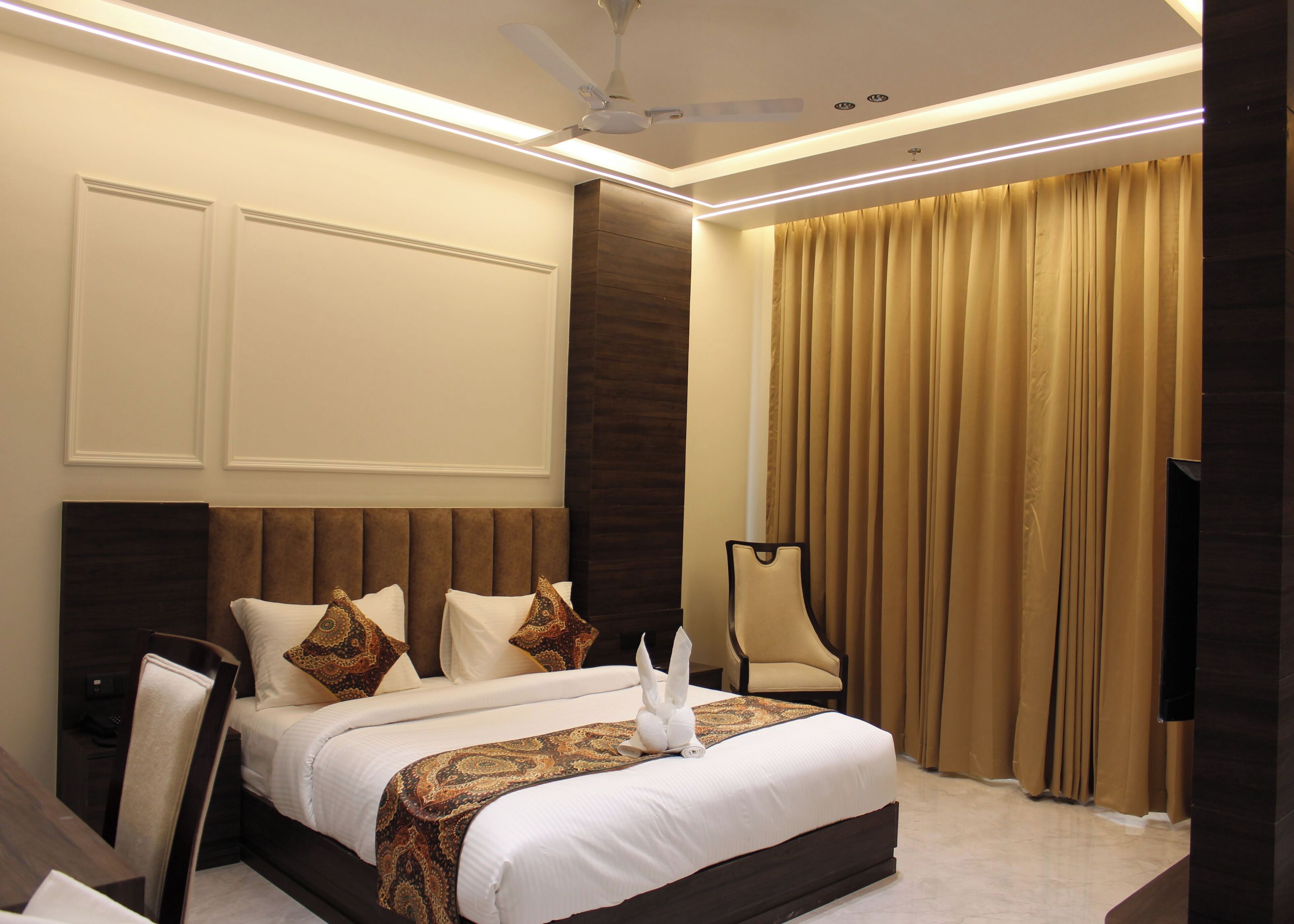 Premium Studio Suite, Jetted Tub | Minibar, desk, laptop workspace, free WiFi