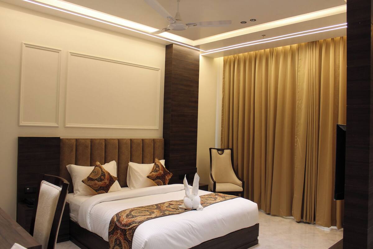 Premium Studio Suite, Jetted Tub