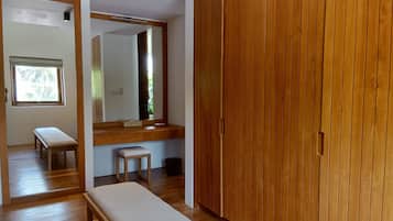 Iron/ironing board, free WiFi