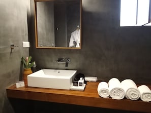 Een strijkplank/strijkijzer, gratis wifi