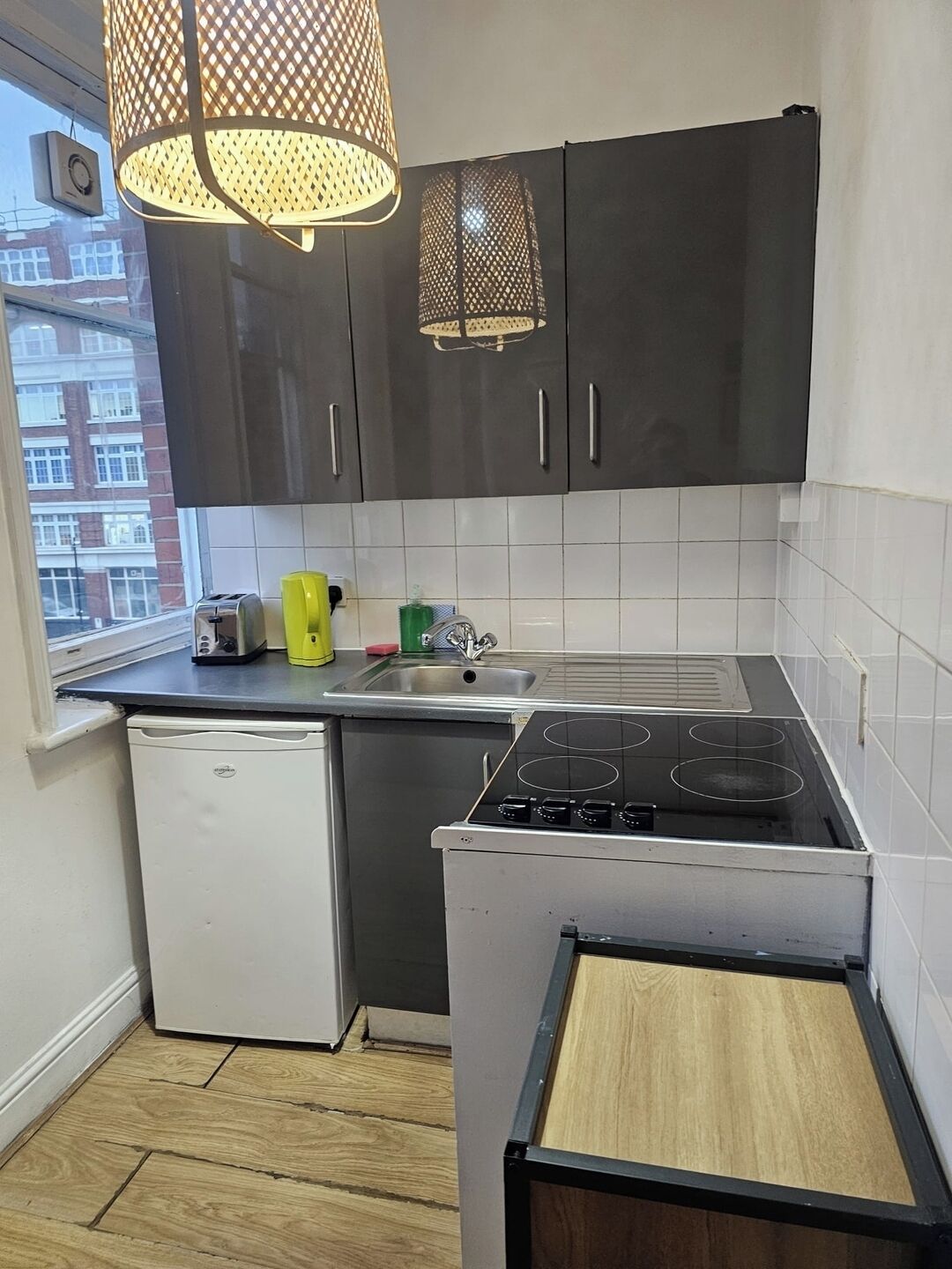 Jääkaappi, mikroaaltouuni, kahvin-/teenkeitin