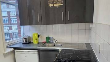 Jääkaappi, mikroaaltouuni, kahvin-/teenkeitin