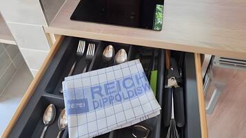 Kühlschrank, Herdplatte, Wasserkocher mit Kaffee-/Teezubehör