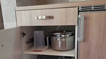 Kühlschrank, Herdplatte, Wasserkocher mit Kaffee-/Teezubehör