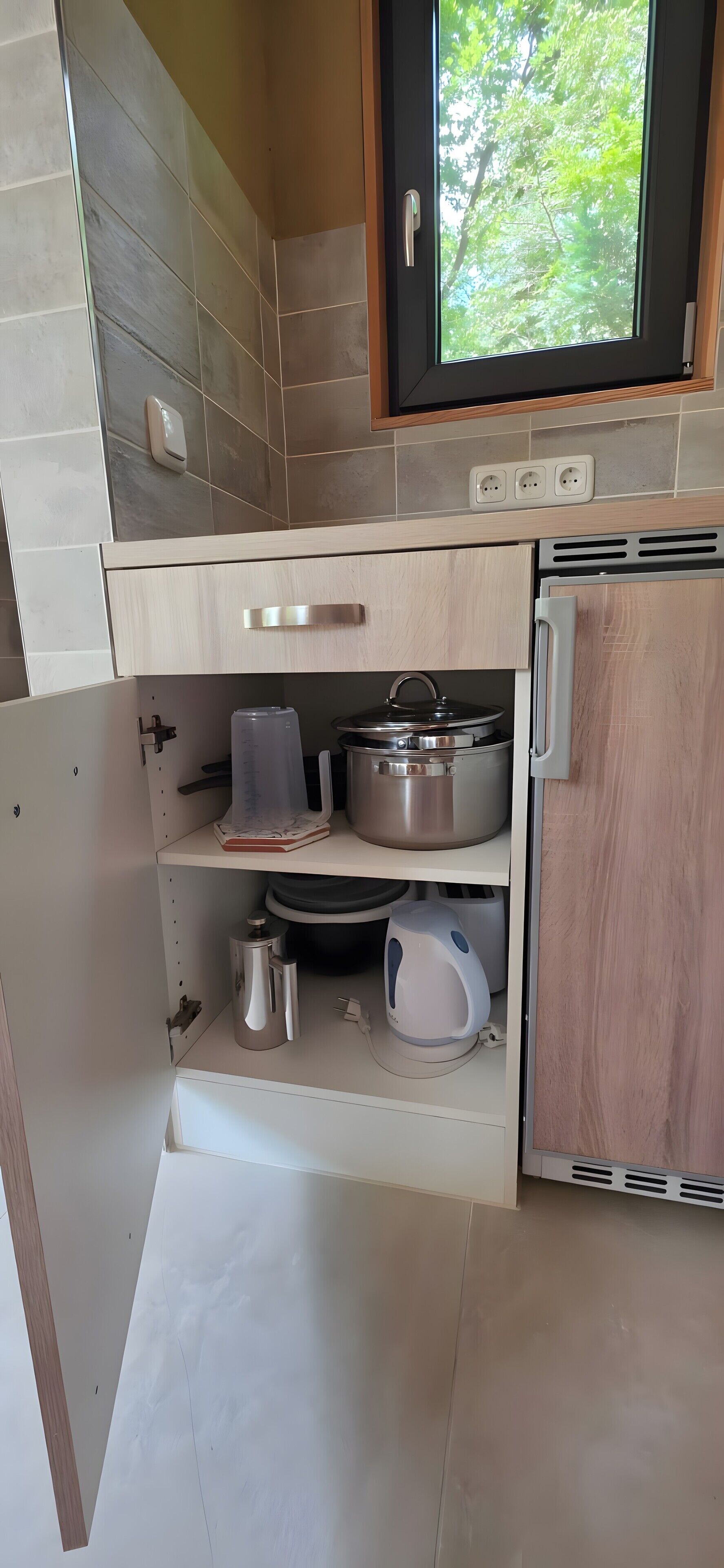 Kühlschrank, Herdplatte, Wasserkocher mit Kaffee-/Teezubehör