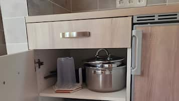 Kühlschrank, Herdplatte, Wasserkocher mit Kaffee-/Teezubehör