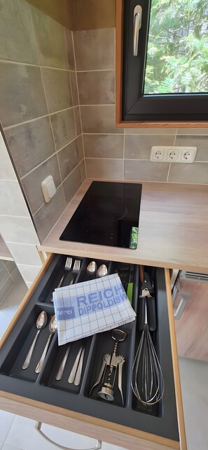 Fridge, stovetop, coffee/tea maker, electric kettle - Holiday Home with Lake View, Private Terrace, Wi-Fi, Double Bed & 2 Single Beds (Thiendorf)