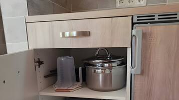 Kühlschrank, Herdplatte, Wasserkocher mit Kaffee-/Teezubehör