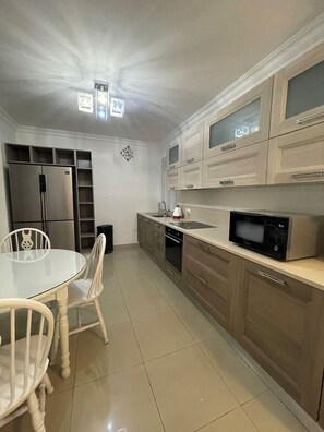 Fridge, microwave, oven, stovetop - Charming Cozy 2-Bedroom Apartment (Tas-Sliema)