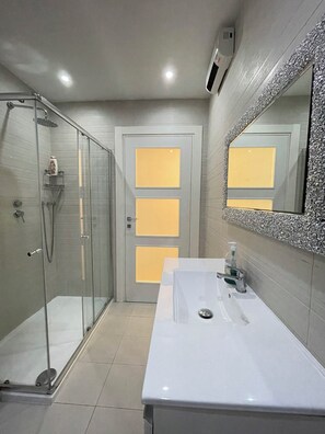 Hair dryer, towels, soap, toilet paper - Charming Cozy 2-Bedroom Apartment (Tas-Sliema)