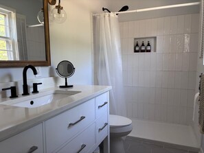 تجهيزات دش، مجففات شعر، مناشف، صابون