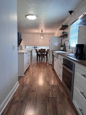 Private kitchen - Golden Springs Homestay (Anniston)