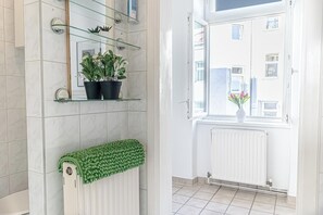 เบสิกอพาร์ทเมนท์ | ห้องน้ำ | ฝักบัวในอ่างอาบน้ำ, ของใช้ในห้องน้ำฟรี, ไดร์เป่าผม, ผ้าเช็ดตัว