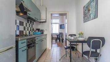 Departamento básico | Cocina privada | Refrigerador, horno, parrilla de estufa y utensilios de cocina